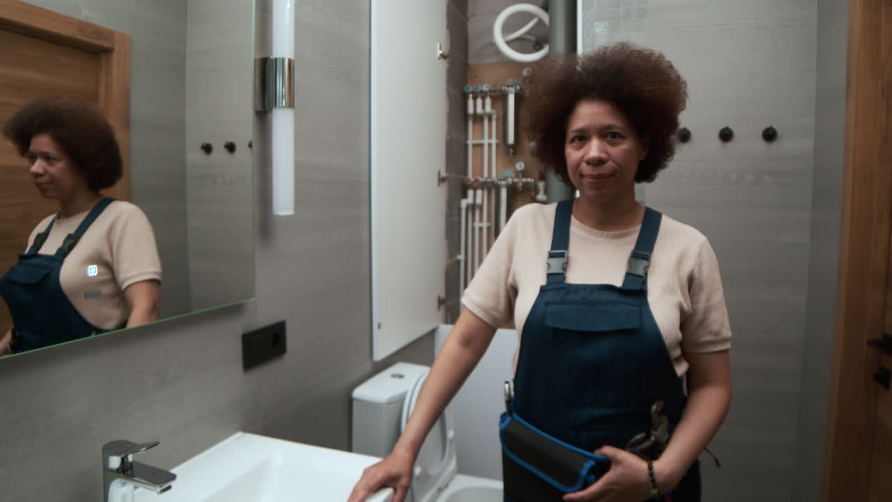 el fontanero sonriendo en el baño