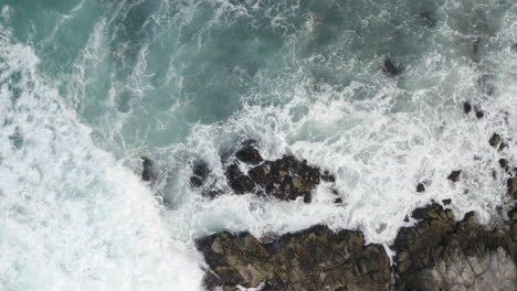 4k-Sacacorchos-Elevado-De-Grandes-Olas-Rompiendo-En-La-Costa-De-California