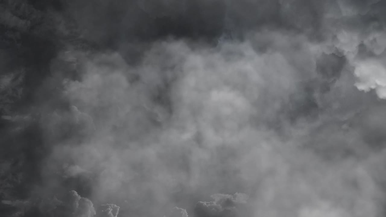 어두운 구름 속의 천둥 폭풍의 배경