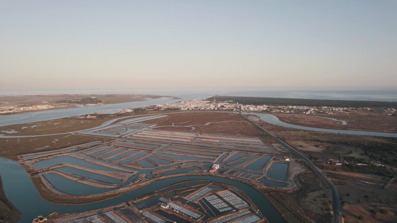 대낮에 그 땅의 멋진 풍경을 드러내는 포르투갈의 카스트로 마림 위로 뒤로 날아가는 드론