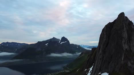 Wanderer,-Der-Malerische-Wunderlandlandschaften-Gegenüber-Dem-Segla-Gipfel-In-Norwegen-Genießt