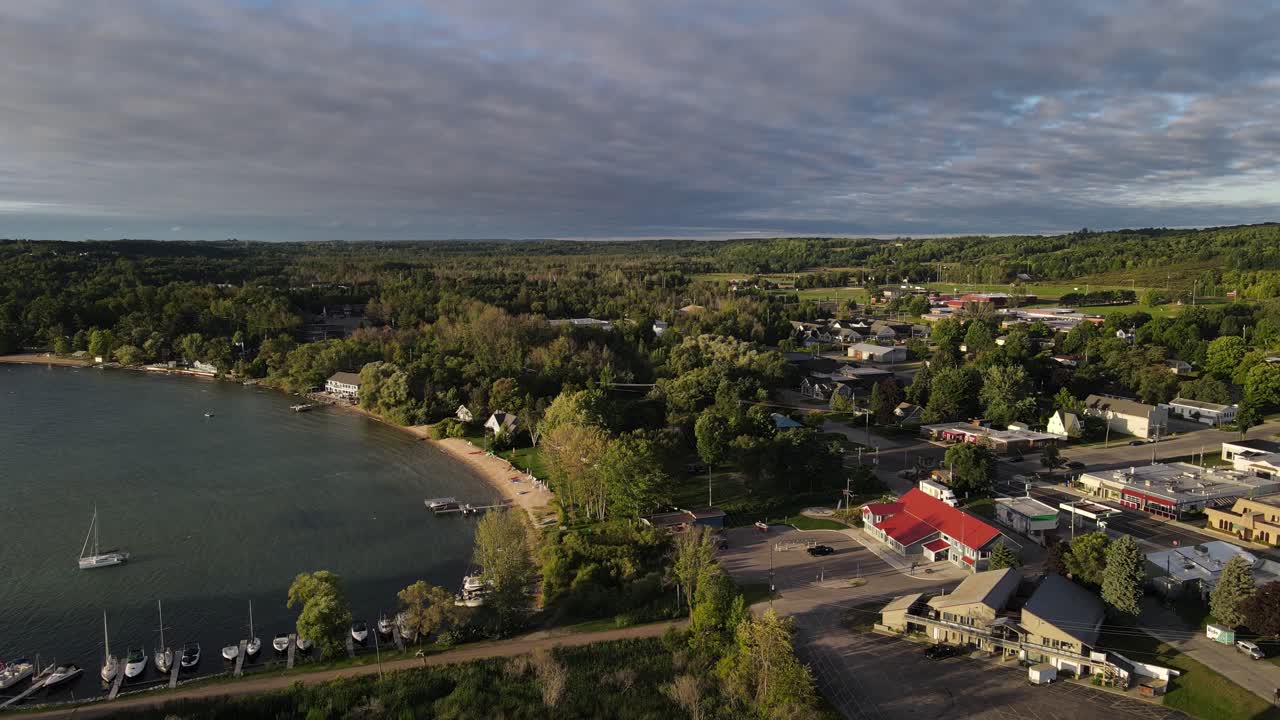 una vista de la bahía de suttons cerca de la ciudad transversal en la carretera escénica de la autopista m-22 en michigan, estados unidos