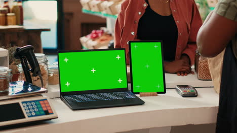 Computadora-Portátil-Y-Tableta-Que-Muestran-Pantalla-Verde-En-La-Tienda-De-Comestibles