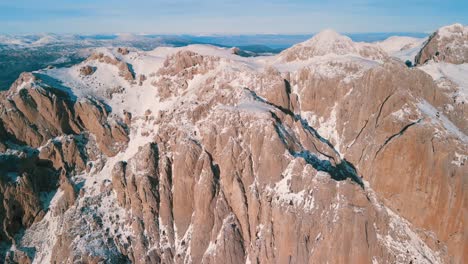 un vídeo cinematográfico de un acantilado rocoso y peligroso en las tierras altas de ipsonta en la cima del mundo durante un día frío de invierno en el campo