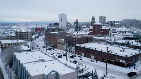 distrito del estadio en tacoma, washington cubierto de nieve en invierno con vista lejana de la escuela cor deo