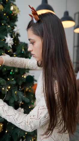 mujer decorando arbol de navidad