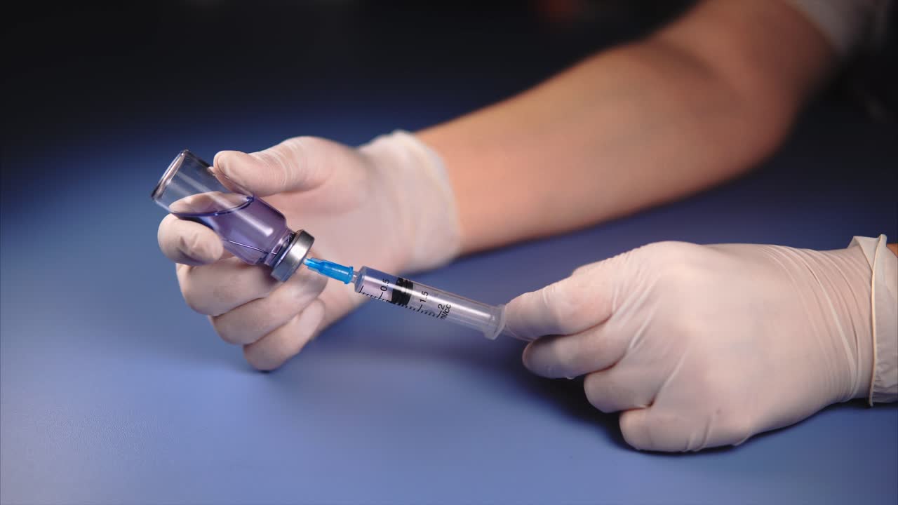 preparación de la inyección de la vacuna