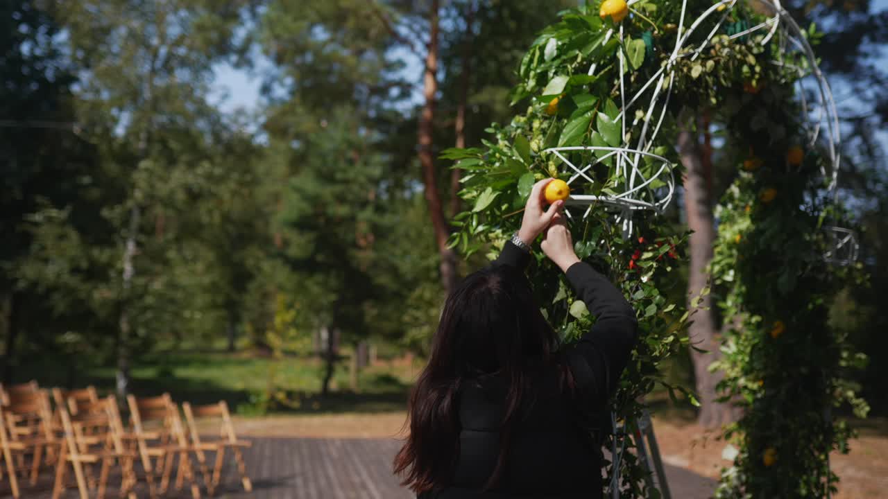 configuración de arco de boda floral en un jardín