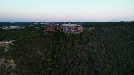 Panoramablick-Auf-Die-Umliegende-Hügellandschaft-Und-Den-Lake-Travis-Von-Der-Oase-Aus