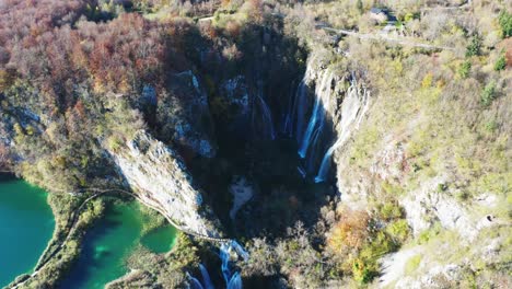 Hermosa-Toma-Aérea-De-La-Gran-Cascada-De-Los-Lagos-De-Plitvice-En-Croacia