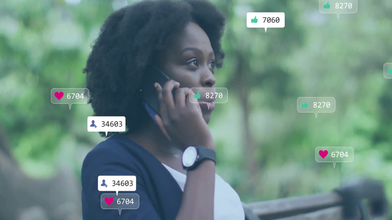 animación de iconos de los medios sobre mujer afroamericana hablando en teléfono inteligente
