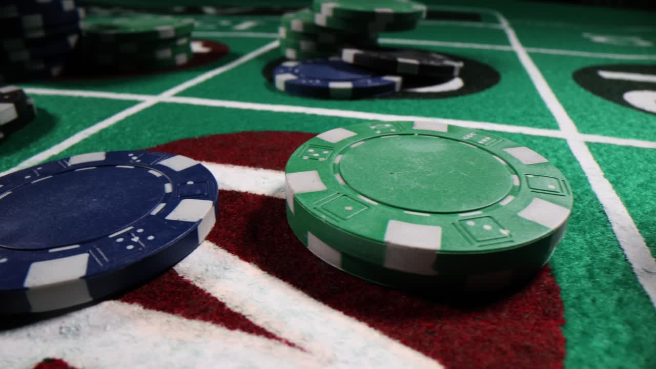 Chip di casinò su un tavolo