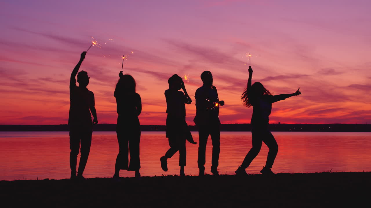 Amici che festeggiano il tramonto con una stellina luminosa
