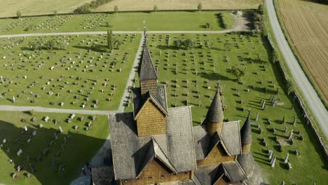 Iglesia-De-Madera-Y-Cementerio-En-Noruega