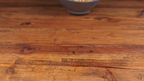 primer plano detallado de las papas fritas de queso rallado que se retiran de la mesa