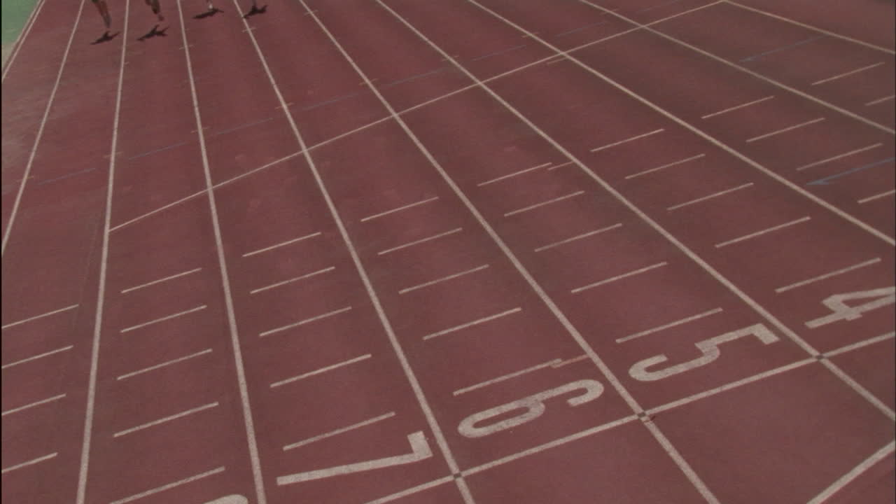 한 무리의 남자들이 경주를 하고 있다