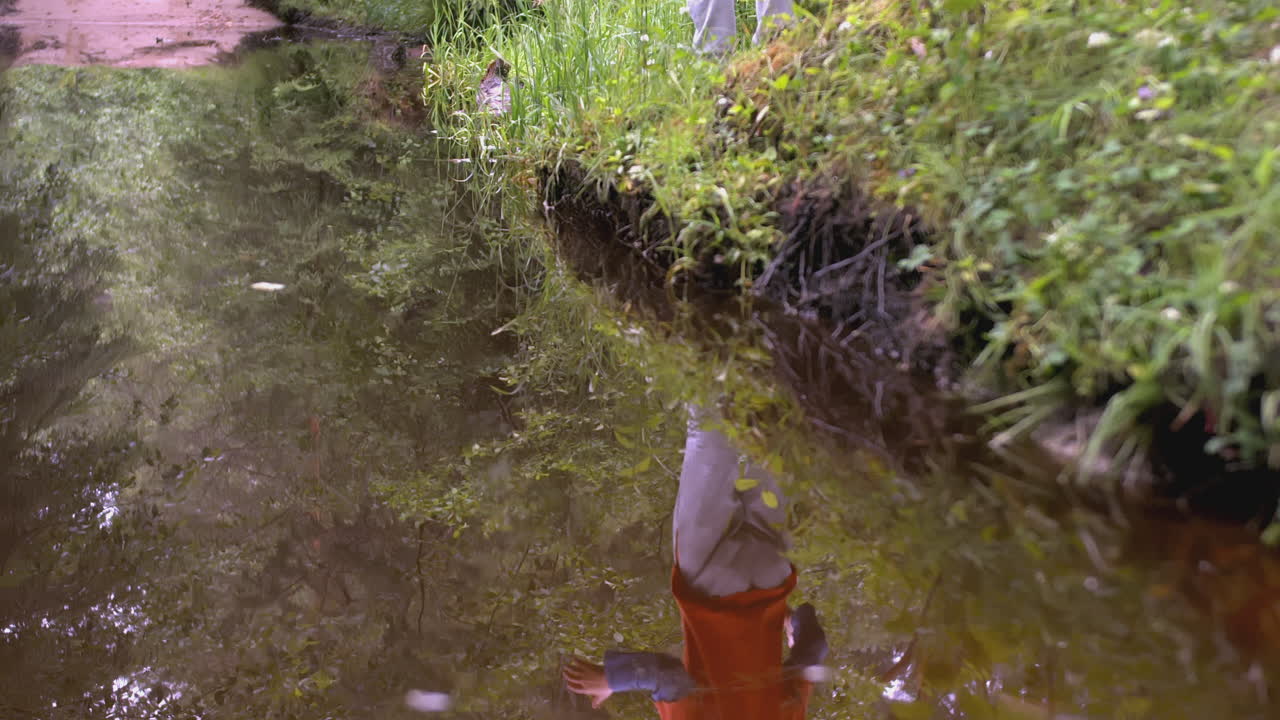 persona reflejada en el arroyo forestal
