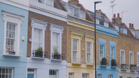 Exterior-De-Coloridas-Viviendas-Residenciales-En-Camden,-Londres,-Reino-Unido-1