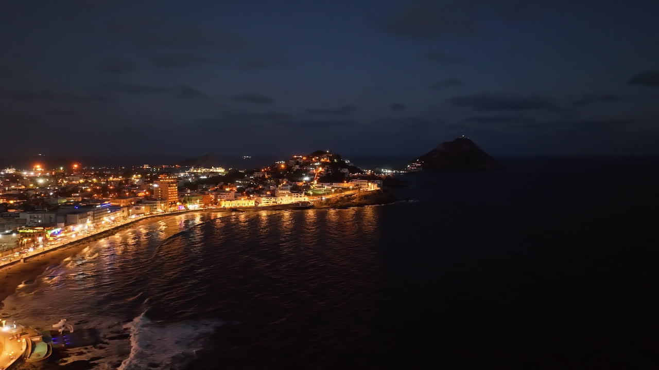 vista aérea ao redor da costa iluminada de mazatlan, à noite no méxico