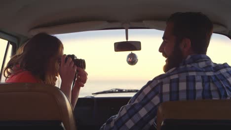 mujer feliz haciendo clic en la foto del hombre con cámara digital 4k