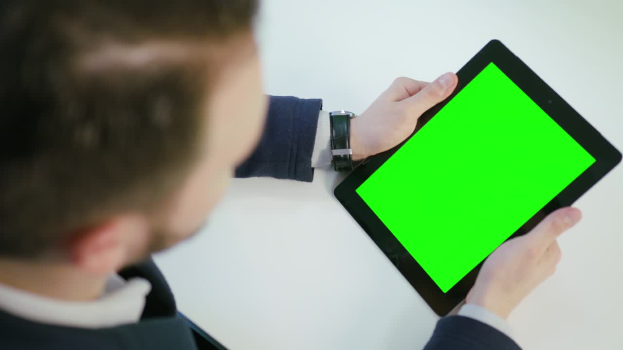 녹색 화면 을 가진 디지털 태블릿 을 사용하는 사람