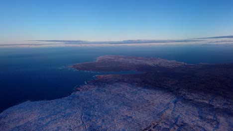 hermoso vuelo matutino sobre la península de reykjanes en islandia
