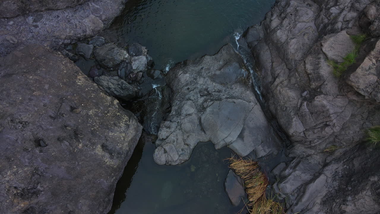 belleza natural sobre el agaete: charco azul en gran canaria