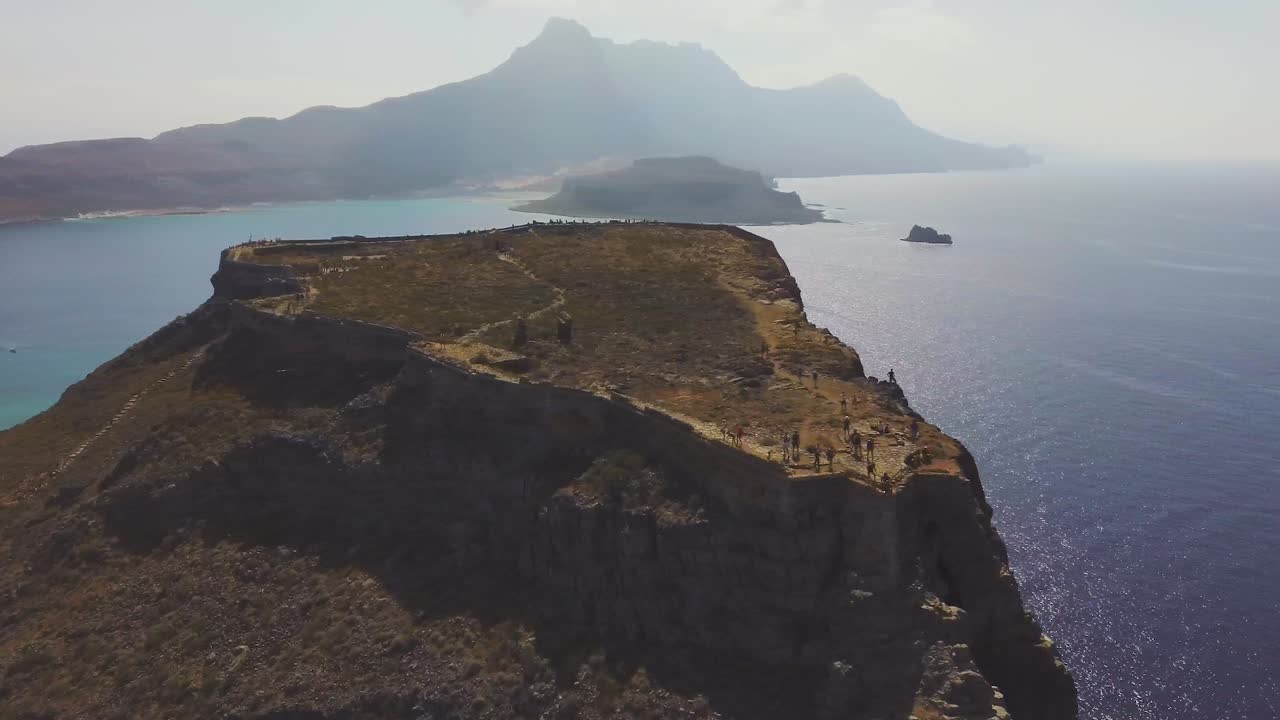 Vista aerea orbitale con drone del Castello di Gramvousa e Balos, Creta, Grecia