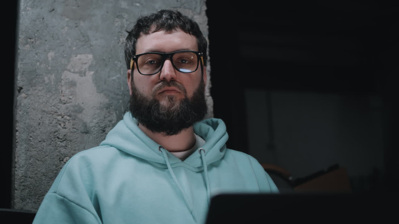 hombre trabajando en una computadora portátil