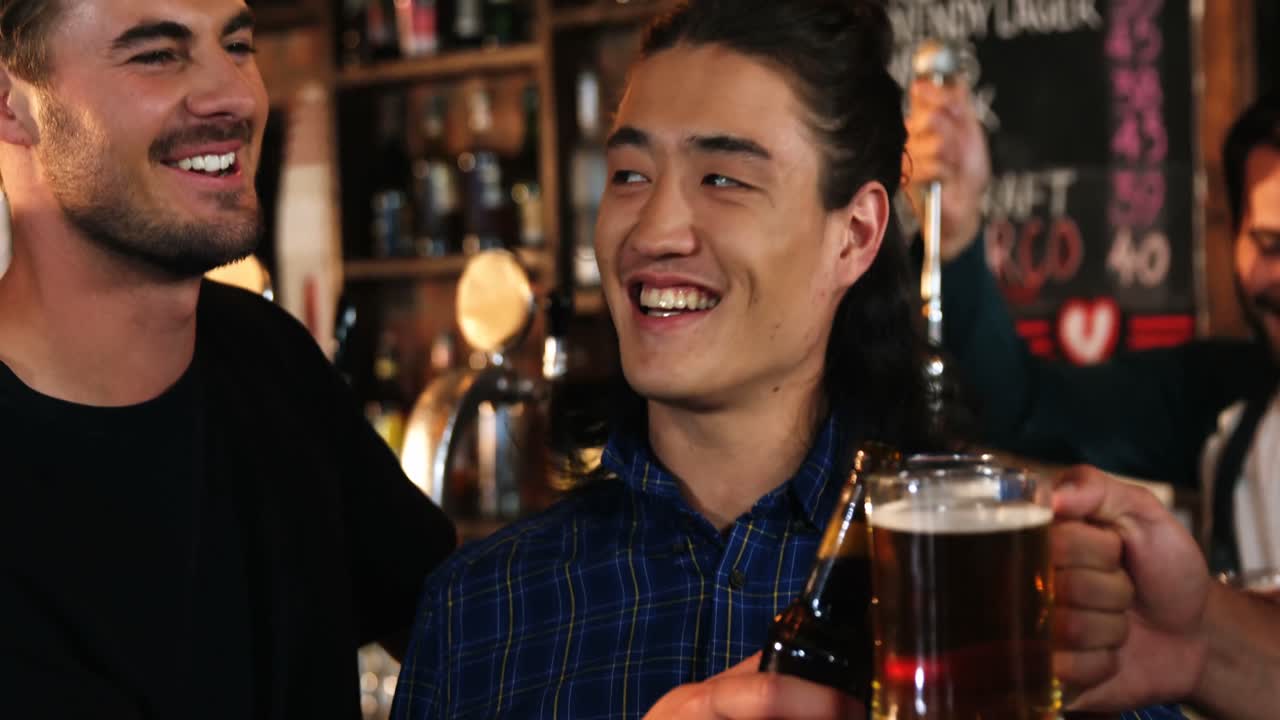 amici che brindano insieme al bar