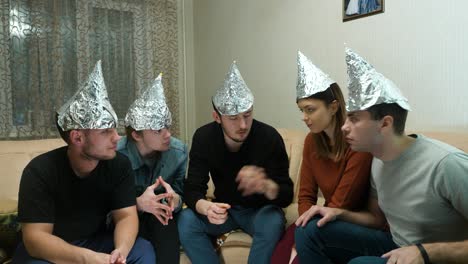 amigos con sombreros de aluminio