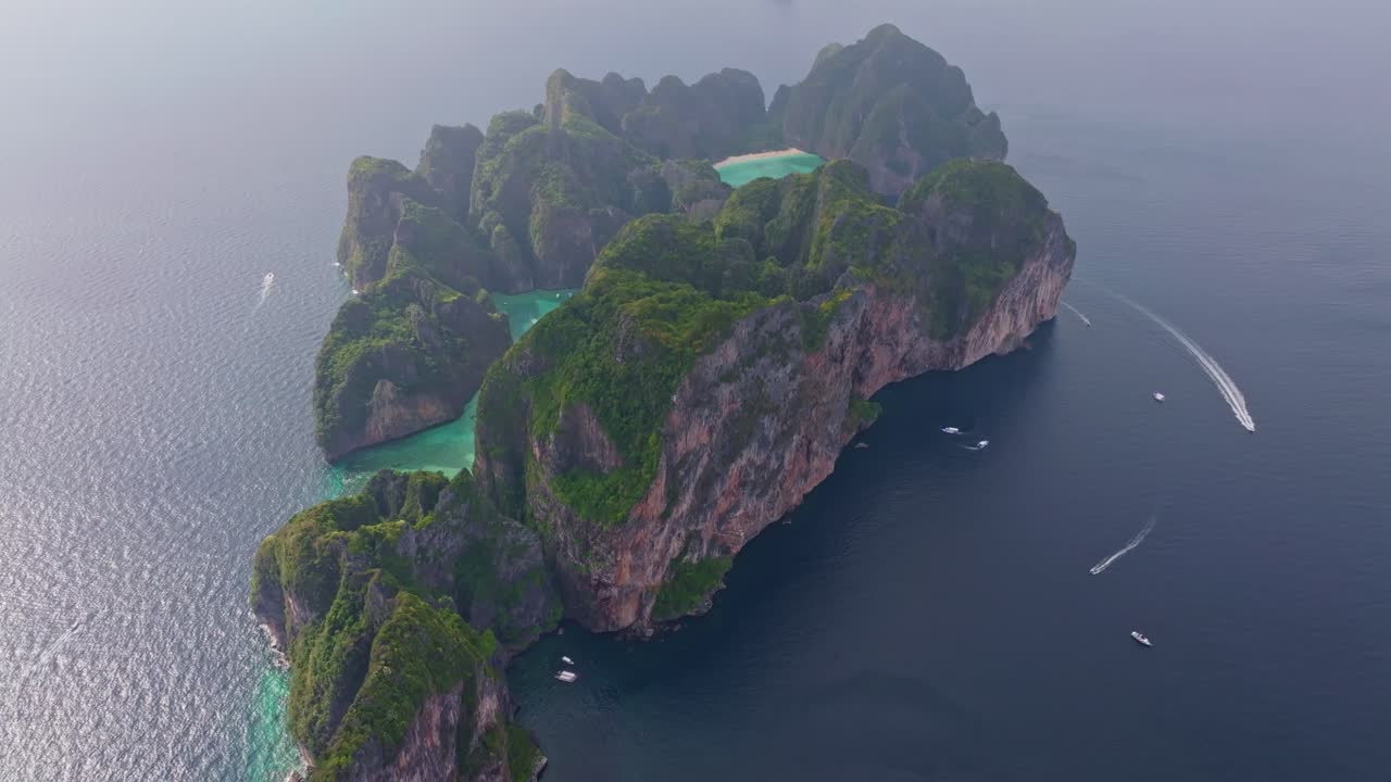 Khung cảnh tuyệt đẹp từ trên không của đảo Koh Phi Phi Lee và những vịnh nổi tiếng