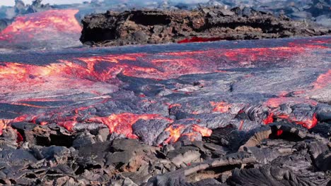 olas de lava fundida que fluyen de la erupción del volcán fagradalsfjall en islandia