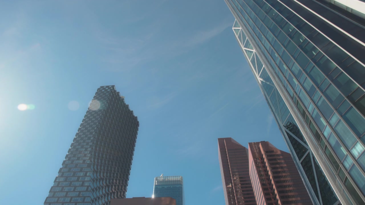 Edifícios altos em distrito comercial