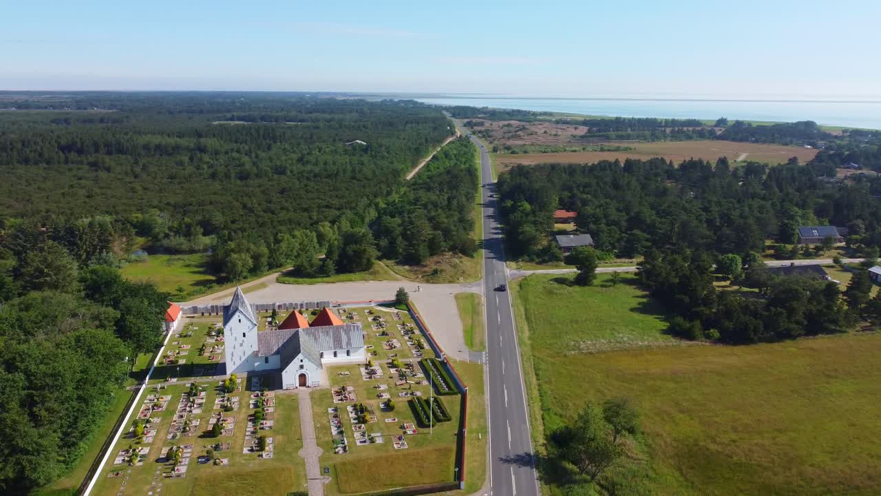 дрон выстрелил в христианскую церковь, окруженную сельской местностью в дании