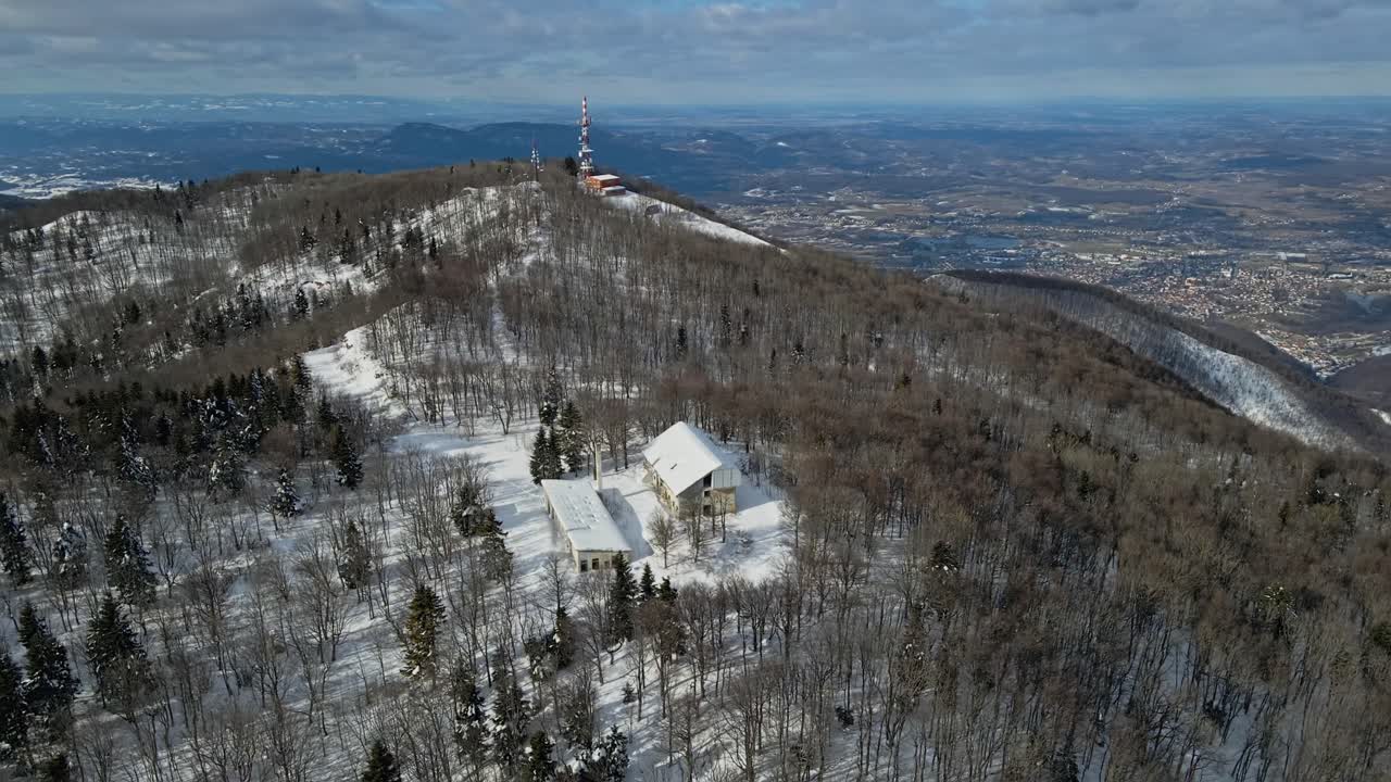 imágenes aéreas de drones 4k de un antiguo complejo militar abandonado en la cima de la montaña en invierno