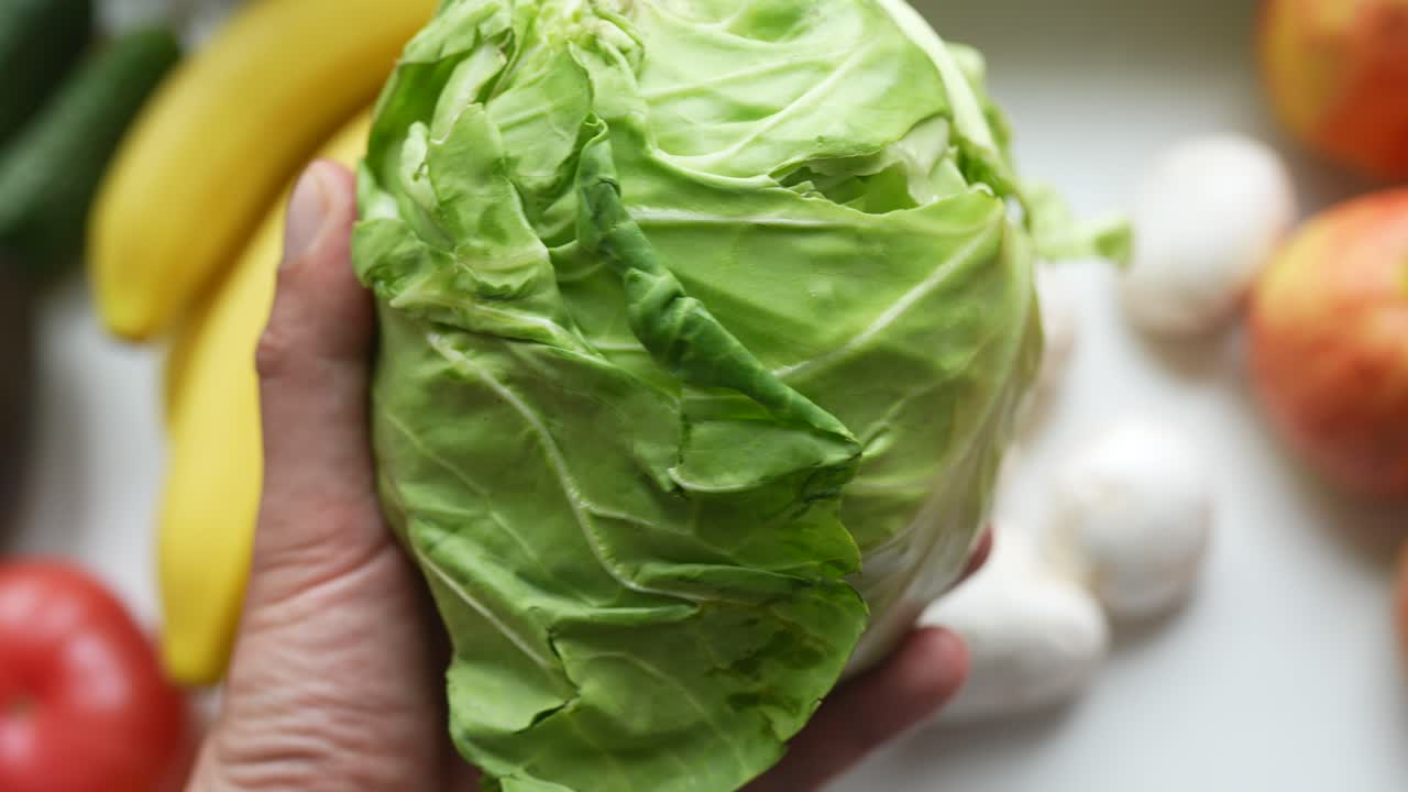 고추 의 머리 를 들고 있는 손