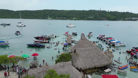 Spektakuläre-Drohnenaufnahme-über-Der-Partyinsel-Cholon-In-Cartagena,-Kolumbien