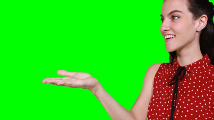 Donna che finge di toccare un oggetto invisibile