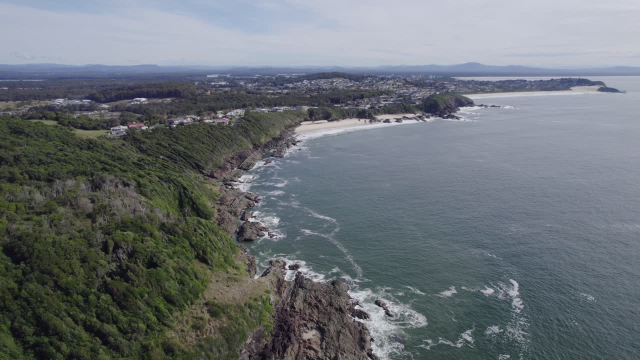 costa escarpada en burgess beach en forster, nueva gales del sur, australia - toma aérea de drones