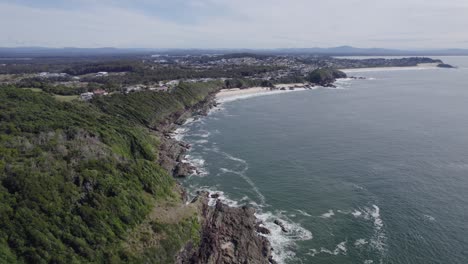 Costa-Escarpada-En-Burgess-Beach-En-Forster,-Nueva-Gales-Del-Sur,-Australia---Toma-Aérea-De-Drones