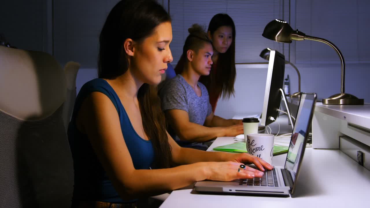 책상 에서 일 하는 임원 들