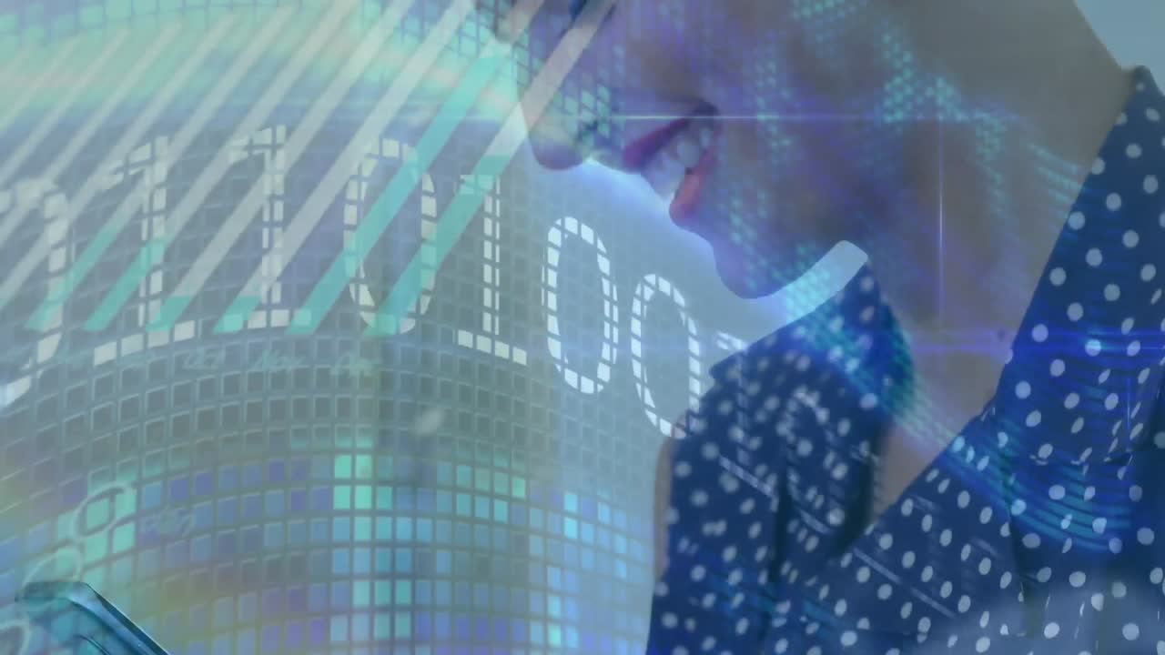 animación del procesamiento de datos sobre una mujer de negocios caucásica que usa un teléfono inteligente