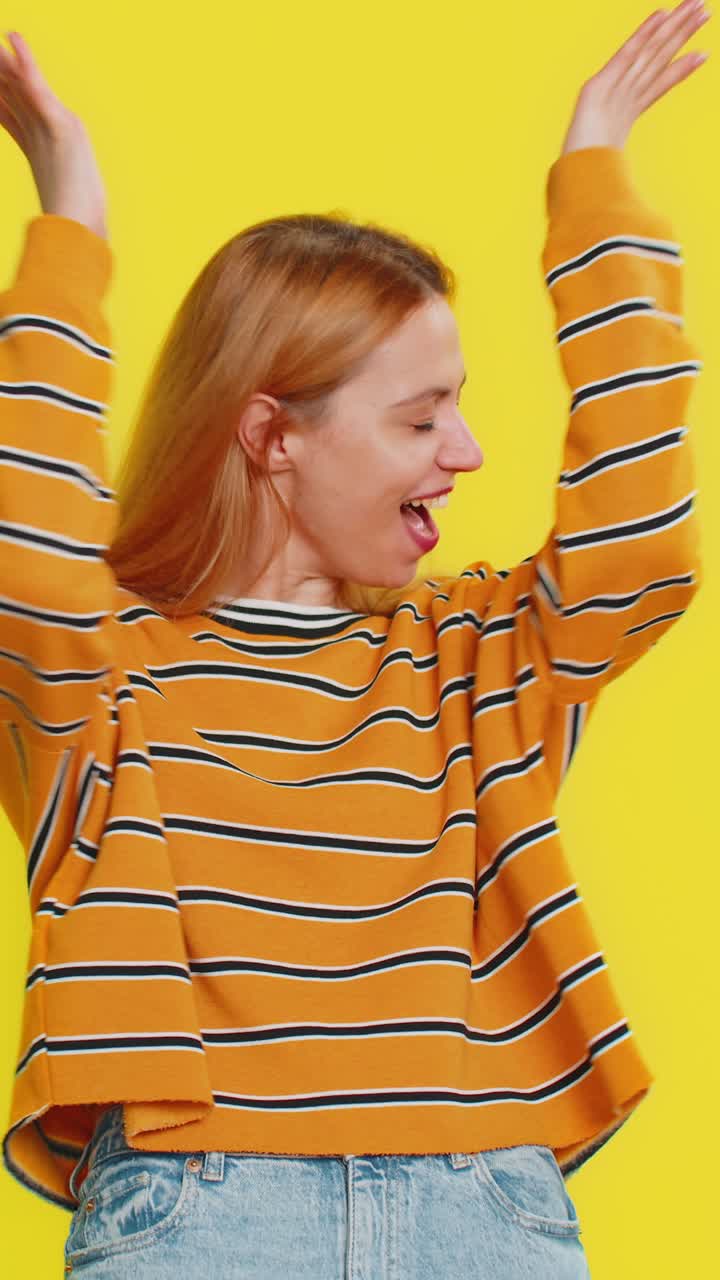 donna meravigliata sorpresa che guarda la telecamera con occhi grandi scioccata dall'improvvisa vittoria wow emozione