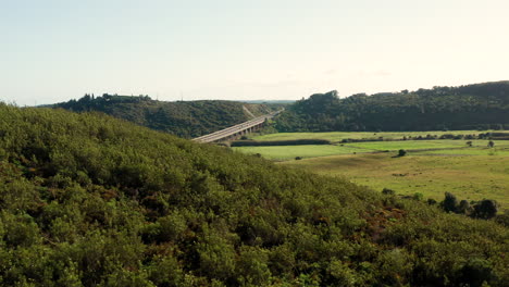 antena: una carretera que atraviesa el campo del algarve en portugal