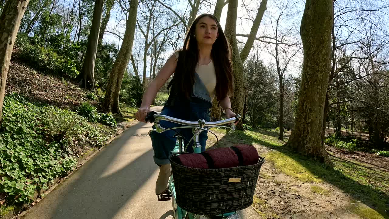 공원에서 자전거를 타고 있는 여자