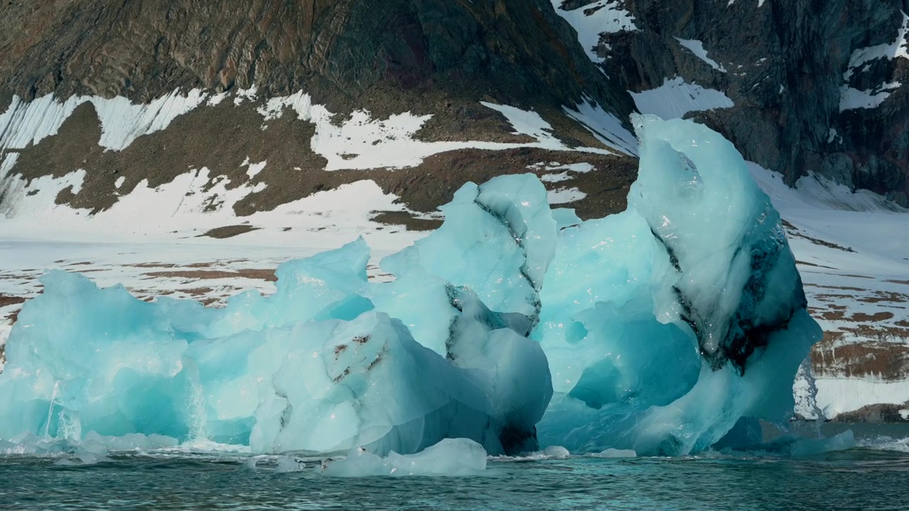 Enorme iceberg si capovolge nelle Svalbard mentre le acque circostanti increspano e si muovono
