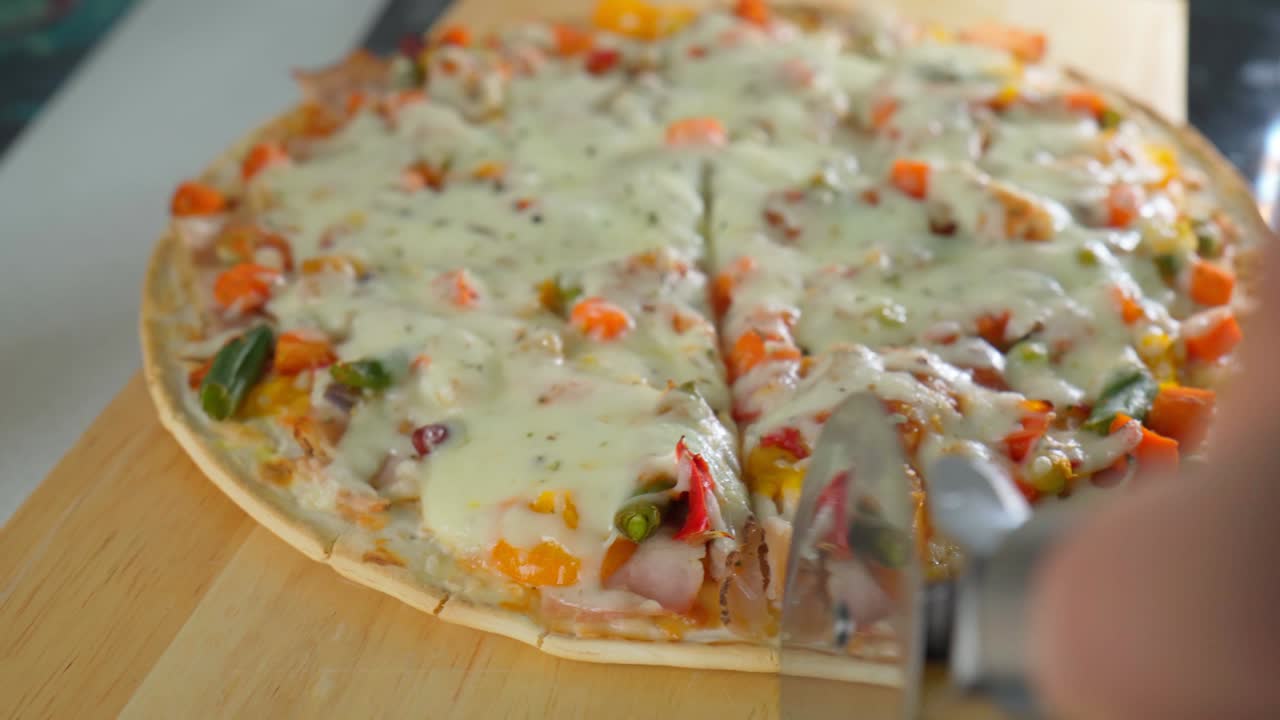 разрезает пиццу ножом в крупном плане. концепция итальянской еды, уличной еды, фаст-фуда. выборочный фокус