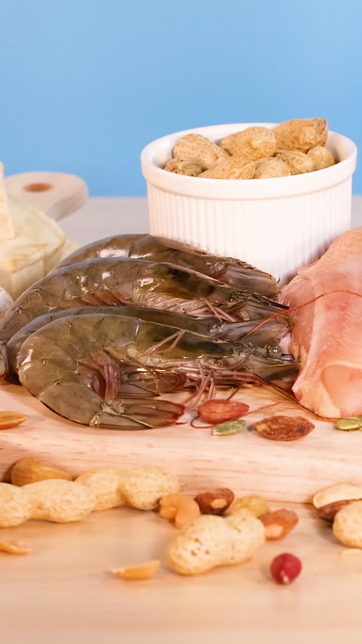 Variedade de alimentos ricos em proteína expostos na mesa