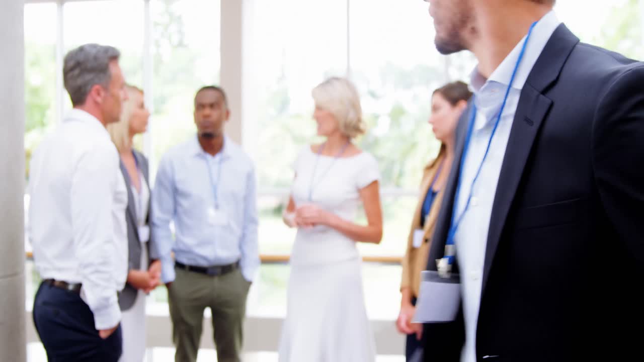 신분증 을 착용 한 경영자